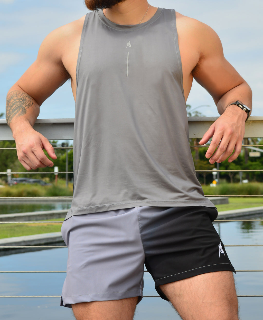 Pantaloneta Deportiva 5'' Estampada NEGRO/GRIS