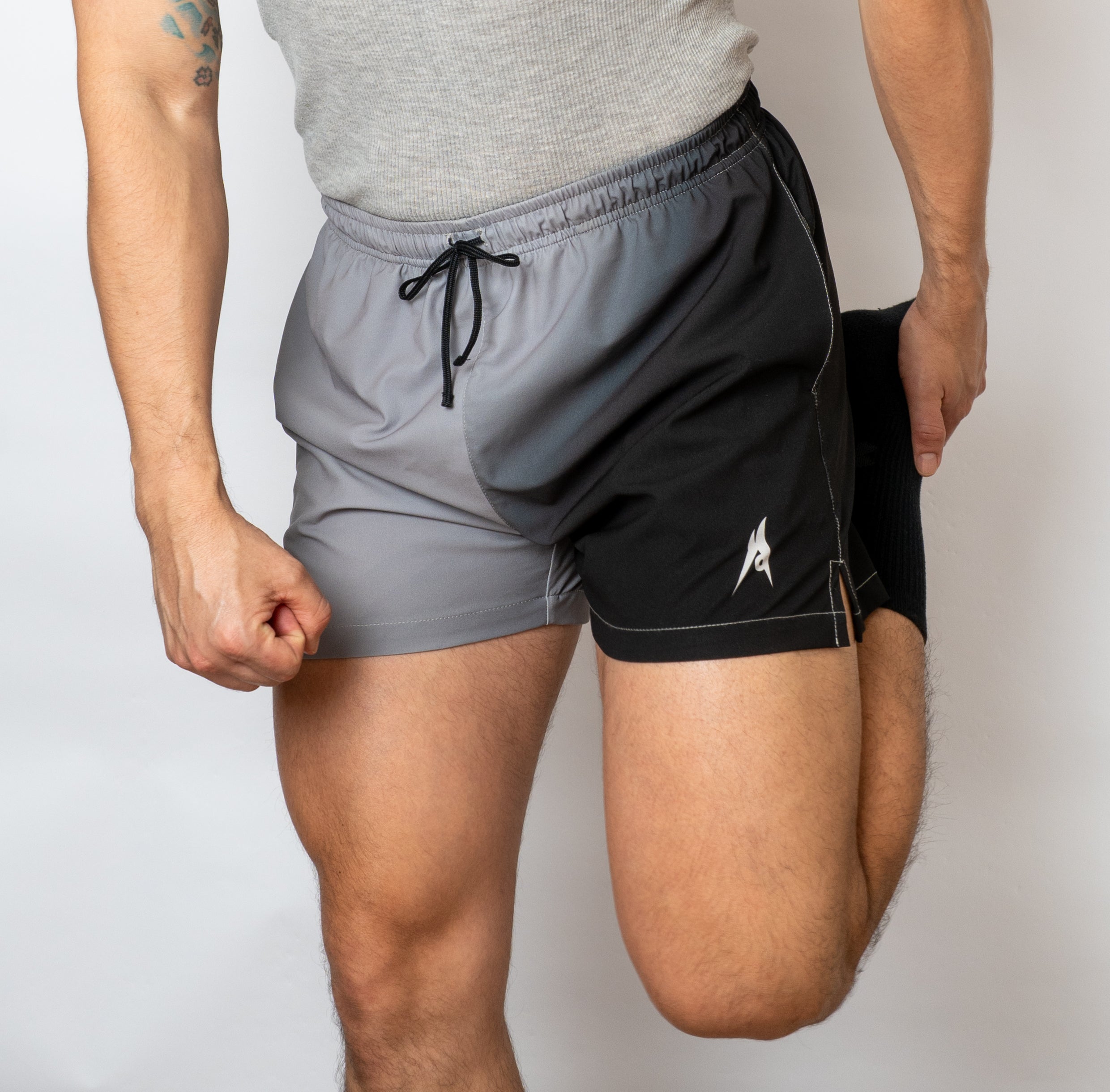 Pantaloneta Deportiva 5'' Estampada NEGRO/GRIS